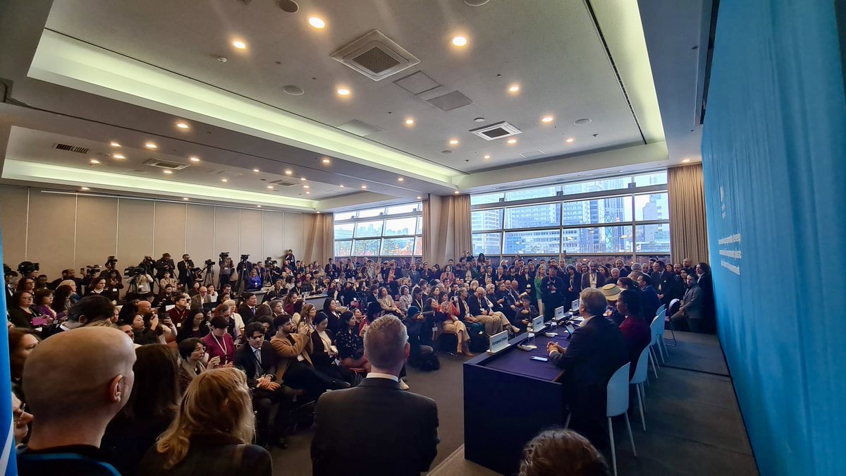 Dr. Melanie Bergmann 🐘MBergmann🐘mstdn.social (@melaniebergma18) on Twitter photo 💪As #INC5 negotiators await the next non-paper from the Chair, members of <a href="/HACplastic/">High Ambition Coalition to End Plastic Pollution</a> are holding an invigorating press conference in a packed room to build momentum for a #PlasticsTreaty today that covers #plastic production caps, chemicals of concern & means of implementation! 💪As #INC5 negotiators await the next non-paper from the Chair, members of <a href="/HACplastic/">High Ambition Coalition to End Plastic Pollution</a> are holding an invigorating press conference in a packed room to build momentum for a #PlasticsTreaty today that covers #plastic production caps, chemicals of concern & means of implementation!