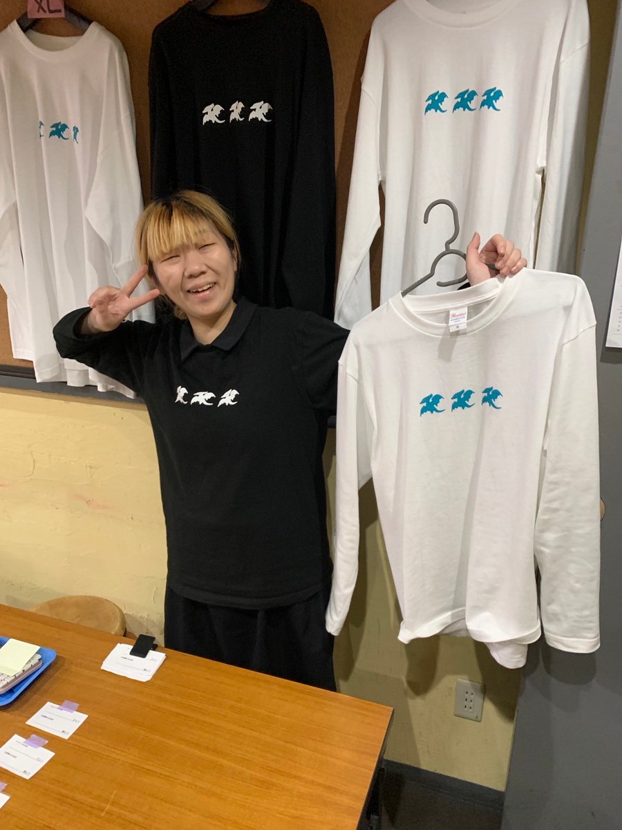 yami_agari_t's tweet photo. プテラノドン
『青春にはまだはやい』
本日千秋楽✨
13時〜
17時半〜

どこにもカメラがないので、ガチで映像配信はありません。

笠浦は俳優さんやスタッフさんと楽しく小屋入りするのが仕事なので、
Ｔシャツの在庫がたくさんあるのは笠浦のせいではありません。

これが在庫と笠浦です。
#プテはや https://t.co/X0B7EMSzP4