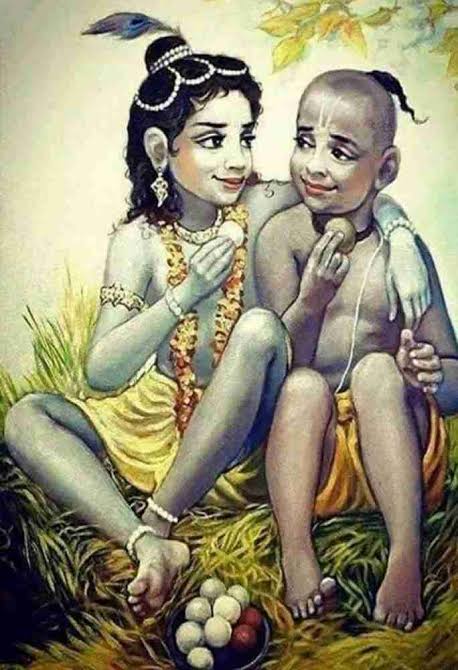 Kalya0010's tweet photo. #shrikrishna #Krishnasudama
#friends #Friendship_is_Magic
भगवान श्रीकृष्णा और सुदामा की कहानी
कृष्ण और सुदामा की मित्रता और उनके संदीपन ऋषि के आश्रम के समय की कहानी उनकी घनिष्ठता और सादगी का अद्भुत उदाहरण है। यह कथा भारतीय संस्कृति में मित्रता और विनम्रता के मूल्यों को दर्शाती है।
कहानी का आरंभ
कृष्ण और सुदामा संदीपन ऋषि के आश्रम में एक साथ शिक्षा प्राप्त करते थे। दोनों सहपाठी और बहुत घनिष्ठ मित्र थे। कृष्ण, जो भगवान विष्णु के अवतार थे, और सुदामा, जो एक ब्राह्मण परिवार से थे, ने आश्रम में समान रूप से कष्ट और साधारण जीवन जिया।
मित्रता और भक्ति
कृष्ण और सुदामा एक-दूसरे का सम्मान करते थे और हर काम में एक-दूसरे की मदद करते थे। एक दिन, संदीपन ऋषि ने अपने शिष्यों को लकड़ी लाने का काम सौंपा। कृष्ण और सुदामा जंगल में लकड़ी लेने गए। अचानक, वहां बारिश होने लगी और वे दोनों एक पेड़ के नीचे शरण लेने लगे। भीगने और ठंड के बावजूद, दोनों ने धैर्य बनाए रखा और सुबह होते ही आश्रम लौटे।
सुदामा की सादगी
सुदामा का स्वभाव सरल और विनम्र था। वे गरीब परिवार से थे और आश्रम में भी अपनी सरलता और अनुशासन के लिए जाने जाते थे। कृष्ण उनकी इस सादगी का हमेशा सम्मान करते थे।
कहानी का संदेश
संदीपन ऋषि के आश्रम में कृष्ण और सुदामा ने जो शिक्षा प्राप्त की, उसने उनके जीवन को गहराई से प्रभावित किया। यह कथा दिखाती है कि सच्ची मित्रता जाति, स्थिति, या धन से परे होती है। यह भी दर्शाती है कि भगवान अपने भक्तों के प्रति सदा प्रेम और आदर रखते हैं, चाहे वे कितने ही साधारण क्यों न हों।
यह कहानी आगे चलकर कृष्ण और सुदामा की प्रसिद्ध भेंट की पृष्ठभूमि भी बनाती है, जब सुदामा गरीबी में कृष्ण से मदद मांगने द्वारका पहुंचे।