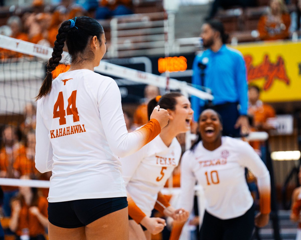 TexasVolleyball's tweet photo. WHAT a day 🥹🤘

#HookEm https://t.co/g99sNZJbmF