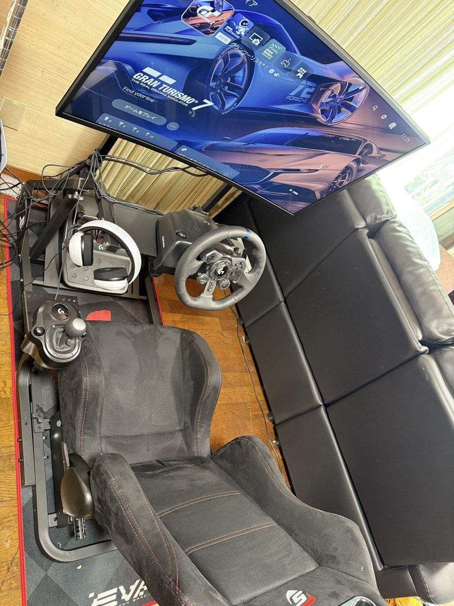 santarovette's tweet image. リビングにGT7レーシングコックピット設置‼️
モニター38.5にしたらデカすぎたかもww
まあいいか👍
冬場乗れない時も毎日C8ドライブ出来る🤣（違
家族からデカ過ぎて邪魔と言われようが置いたモン勝ち👍
#PlayStation5 
#GT7 
#corvettec8