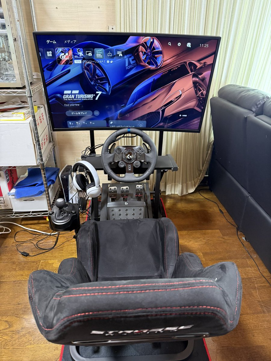 santarovette's tweet image. リビングにGT7レーシングコックピット設置‼️
モニター38.5にしたらデカすぎたかもww
まあいいか👍
冬場乗れない時も毎日C8ドライブ出来る🤣（違
家族からデカ過ぎて邪魔と言われようが置いたモン勝ち👍
#PlayStation5 
#GT7 
#corvettec8