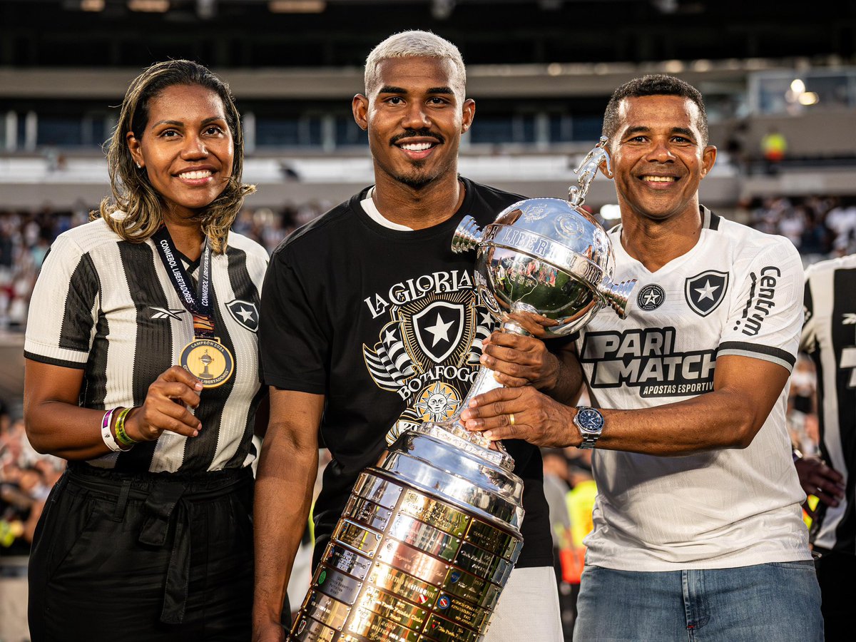 Cuiabano_06's tweet photo. A minha base, minha essência. Te amo pai, te amo mãe. Somos campeões 🥹🔥🏆 https://t.co/YKeC7jNJKm