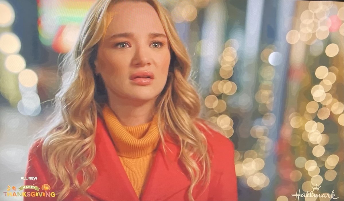cat_joy9's tweet photo. Oh what a sweet scene #edbegleyjr @HunterHaleyKing heart and family Always wins! 🥲❤️🥰
#holidaytouchdown
@tyler_hynes
@hallmarkchannel
#hynies
#tylerhynes
@hunterhaleyking
@chiefs
@dkelce1 https://t.co/JQZmXtBycE