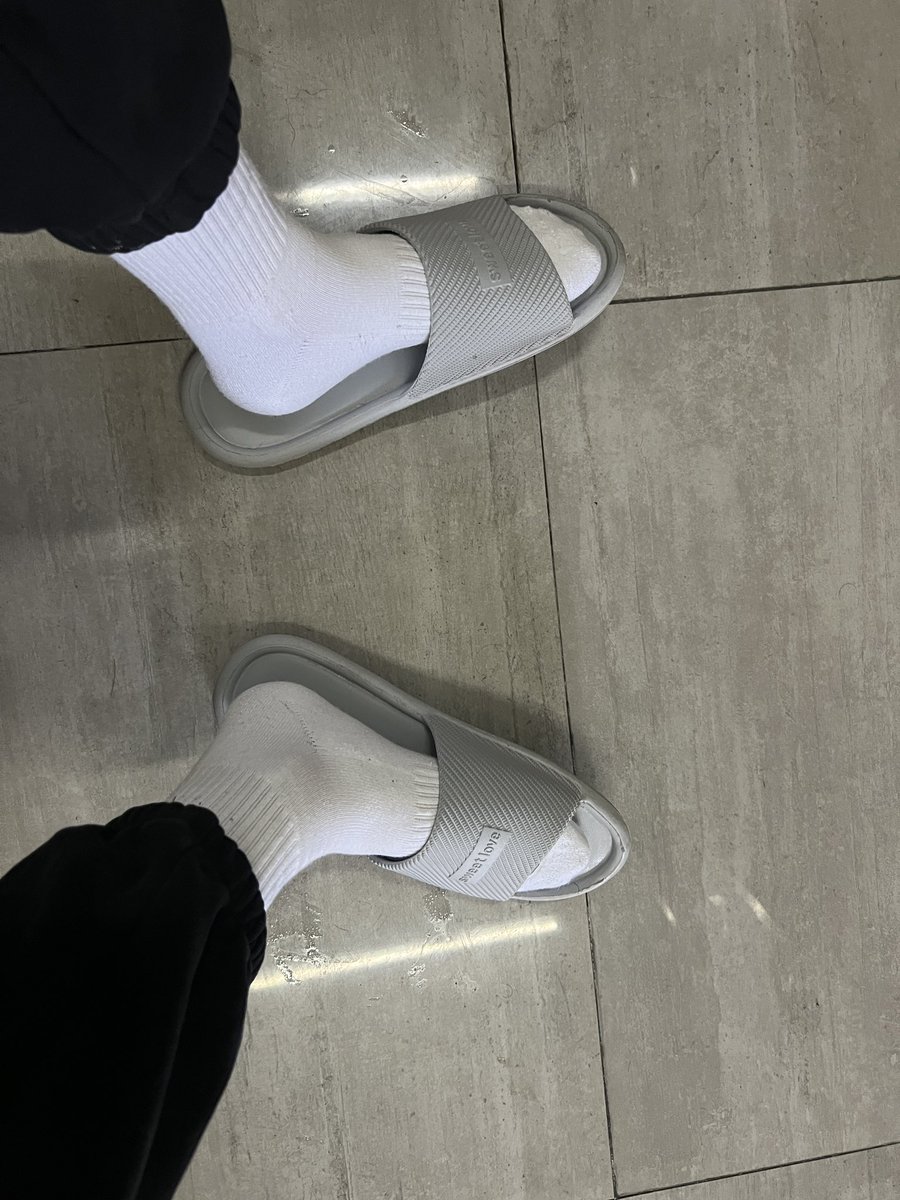 S04964801's tweet photo. 徒步之后，谁想闻？（其实不臭）
#男高 
#奶狗弟弟 
#白袜s 
#少年感
#脚 https://t.co/87vzlNlh3b