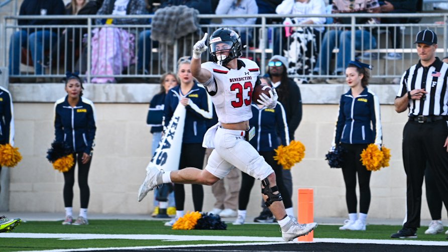 tanugent12's tweet photo. A few highlights of @RavenFootballBC from their #NAIAFB playoff win over Texas Wesleyan #football @ravenathletics @NAIAFBALL @HeartSportsNews @PlayNAIA https://t.co/IMmQDQdGdJ