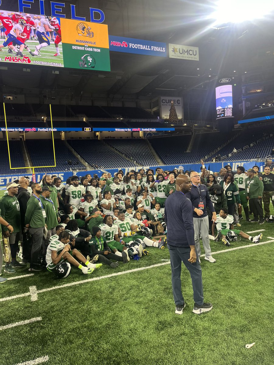 TheD_Zone's tweet image. Cass Tech celebrates their D1 Final win: 

#6 Cass Tech (12-2) beat #8 Hudsonville (12-2) 42-20
 
@Detroit_CTFB @hhs_eagles @Hudsyfootball