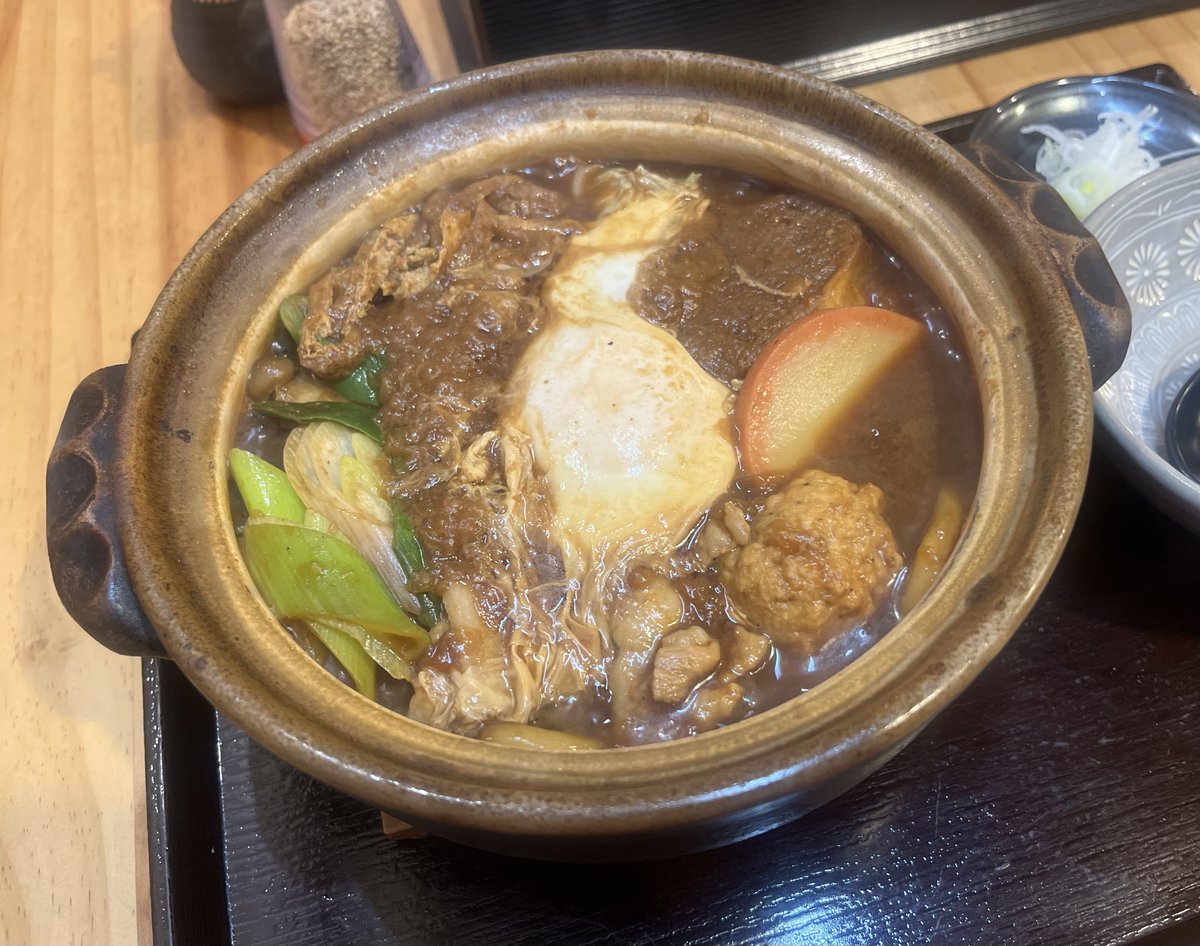 de3chanchan's tweet photo. 味噌煮込みうどんとブラックベリーレアチーズ🍧椛屋
夏の間は行列で足が遠のいてたけど涼しくなったので久々に訪問。初の味噌煮込みうどん！コシのあるうどんはもちろん味の重なりを感じる味噌スープが最高に美味しかった。かき氷小さめサイズにしたけどお腹がいっぱいで最後少しお残ししてしまった🥲 https://t.co/gf77BPejjN