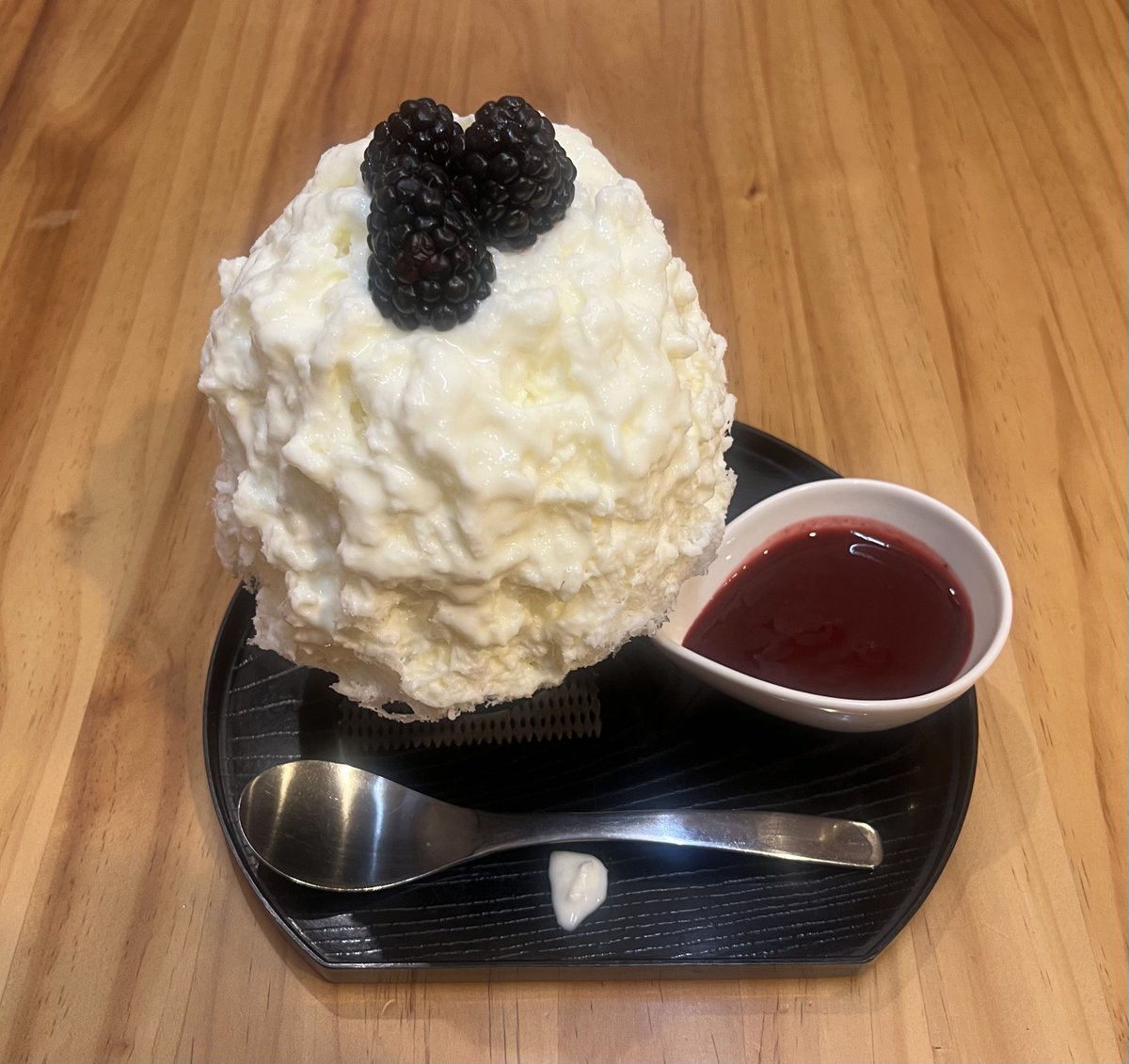 de3chanchan's tweet photo. 味噌煮込みうどんとブラックベリーレアチーズ🍧椛屋
夏の間は行列で足が遠のいてたけど涼しくなったので久々に訪問。初の味噌煮込みうどん！コシのあるうどんはもちろん味の重なりを感じる味噌スープが最高に美味しかった。かき氷小さめサイズにしたけどお腹がいっぱいで最後少しお残ししてしまった🥲 https://t.co/gf77BPejjN