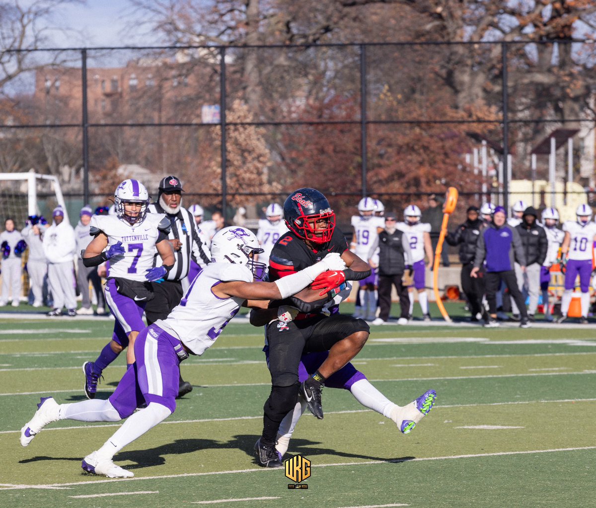 C/O 26 RB <a href="/ameir_morrow/">Ameir morrow</a> moving the chains 

#Ehall vs #Tottenville semi finals match up

#Ehallfootball #Psal