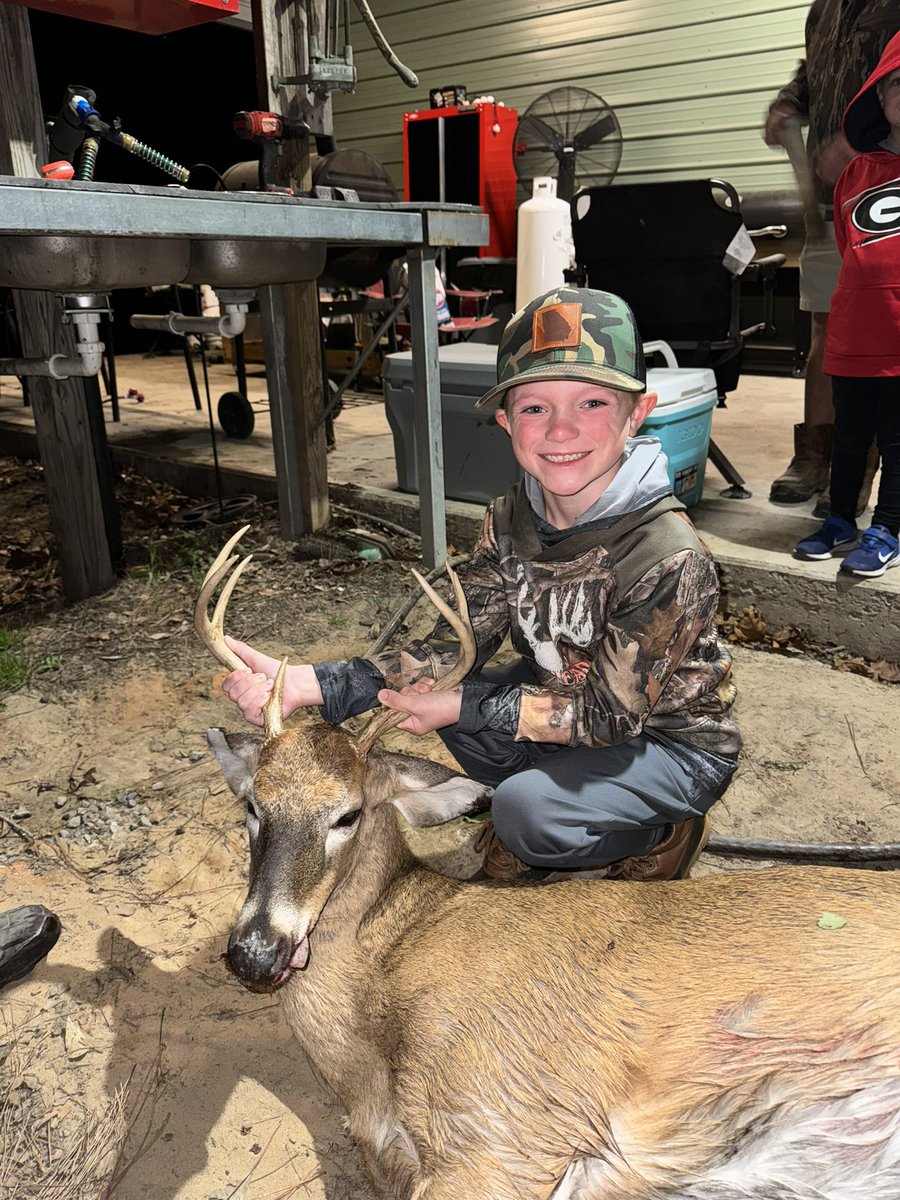 BEdkin46299's tweet photo. Jack, my 7 year old, got his first deer tonight! #ProundDad https://t.co/0HPow99Ujb