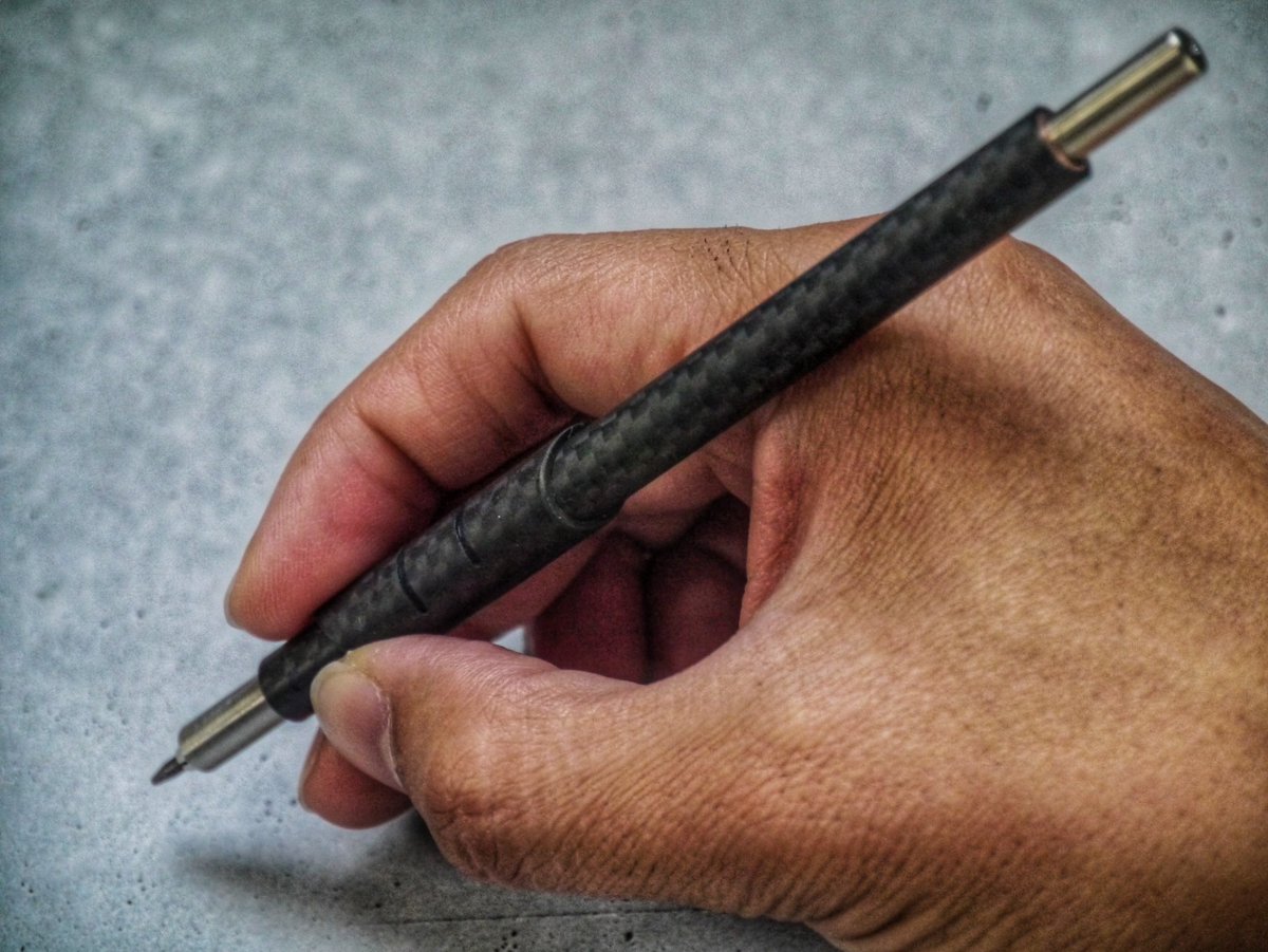 felo__9's tweet image. Lucio Rossi Design / D810 Kobe
@LRossiDesign 

LRDの新作2mm芯ホルダー
カーボン軸の極めて軽量な軸となっており、軸径が丁度良くかなり握りやすい。
グリップの形状が指を添えた際のアシストとなり、書きやすい。
デザインもさることながら「書く」ことに特化した素敵なペンだ。