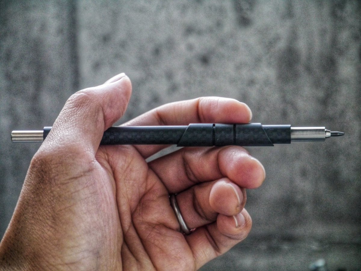 felo__9's tweet image. Lucio Rossi Design / D810 Kobe
@LRossiDesign 

LRDの新作2mm芯ホルダー
カーボン軸の極めて軽量な軸となっており、軸径が丁度良くかなり握りやすい。
グリップの形状が指を添えた際のアシストとなり、書きやすい。
デザインもさることながら「書く」ことに特化した素敵なペンだ。