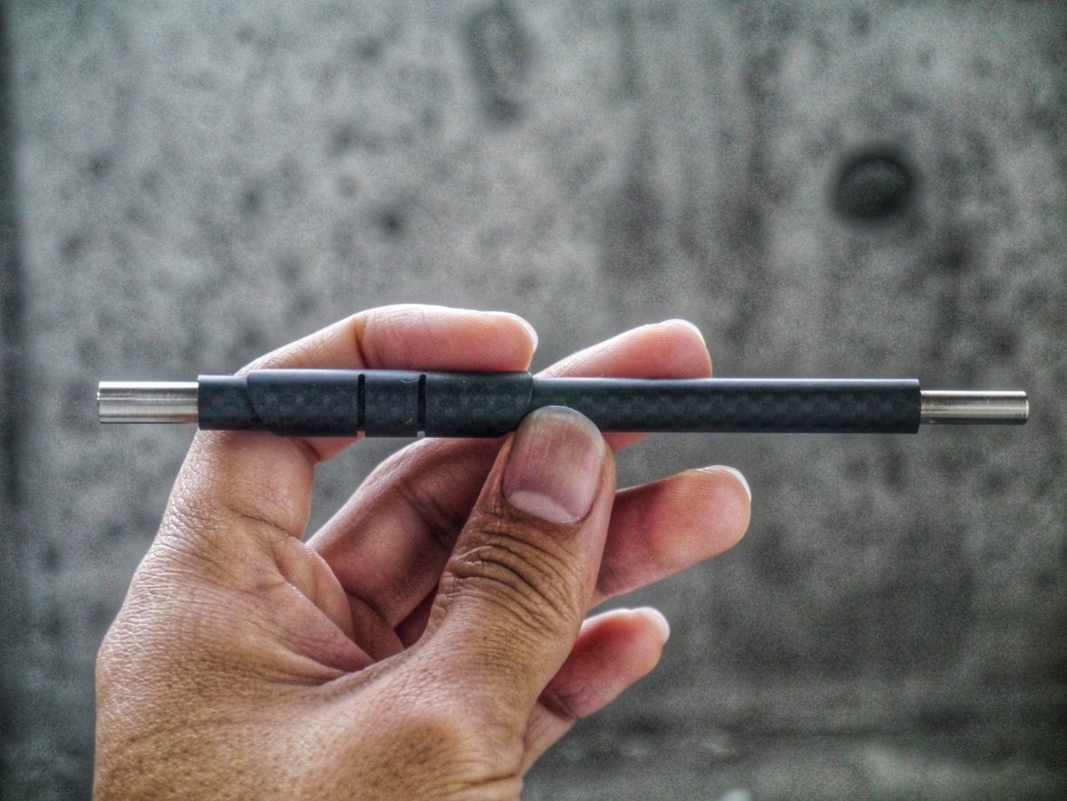 felo__9's tweet image. Lucio Rossi Design / D810 Kobe
@LRossiDesign 

LRDの新作2mm芯ホルダー
カーボン軸の極めて軽量な軸となっており、軸径が丁度良くかなり握りやすい。
グリップの形状が指を添えた際のアシストとなり、書きやすい。
デザインもさることながら「書く」ことに特化した素敵なペンだ。