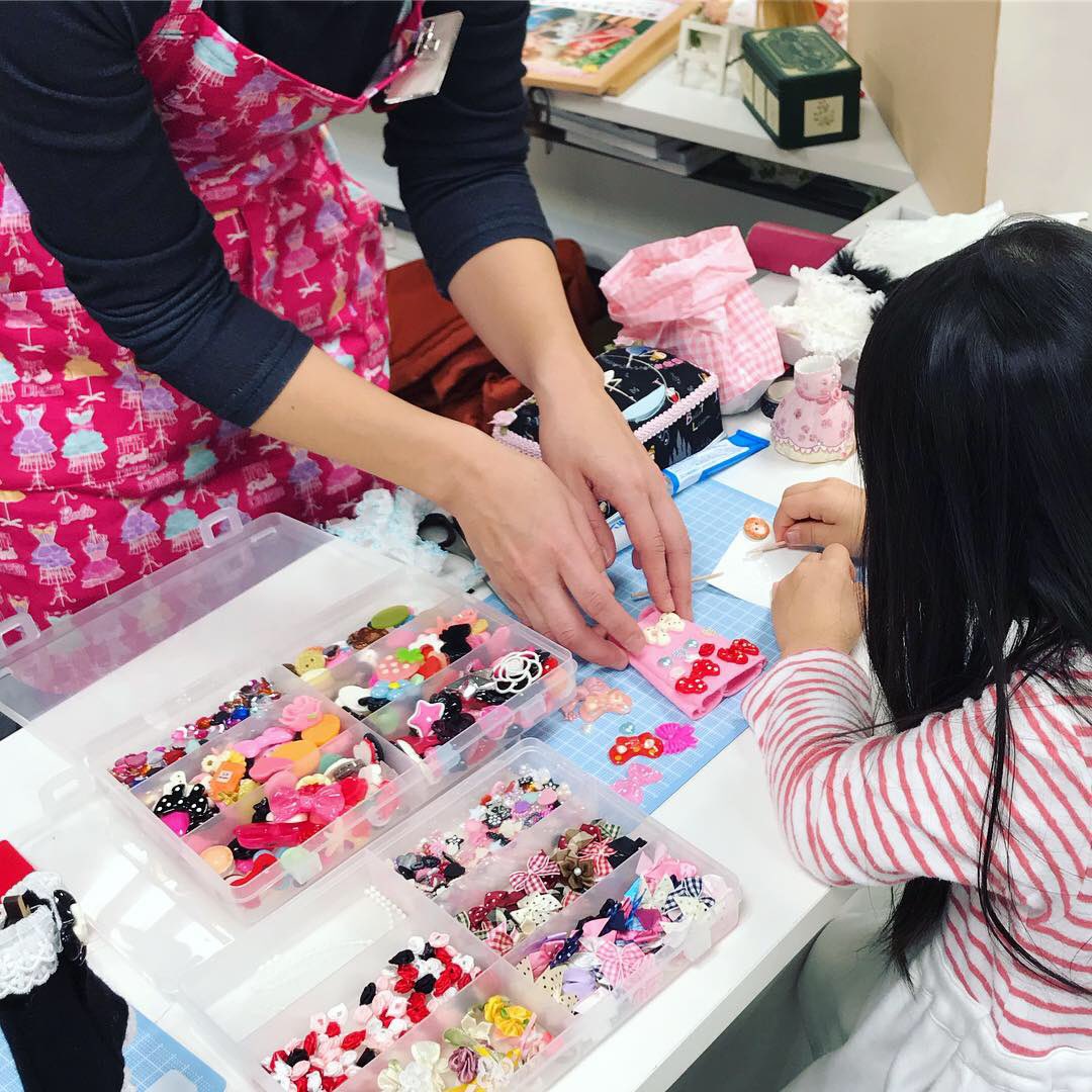 tantine_regulus's tweet photo. 12/8(日)10:30〜16:30
ケイハチクリスマスマーケットに出店します！(場所:東京たま未来メッセ)
なんと6年ぶり！『楽しくデコろう！ドール服』ワークショップ👗✨
お好きな色のフェルトワンピにお好みのデコパーツやレースをボンドで貼り付け。そしてドールスタジオで撮影❤️
お待ちしています😊💓 https://t.co/1nVMOaUkBu