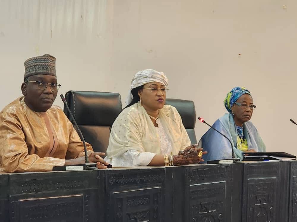 Dans le cadre de la mise en œuvre de la Déclaration de Niamey issu du forum National sur les décès maternels et périnatals évitables,les femmes leaders du Niger se mobilisent pour dire Stop!!!
Renforçons les plateaux techniques des hôpitaux de district par nos propres ressources