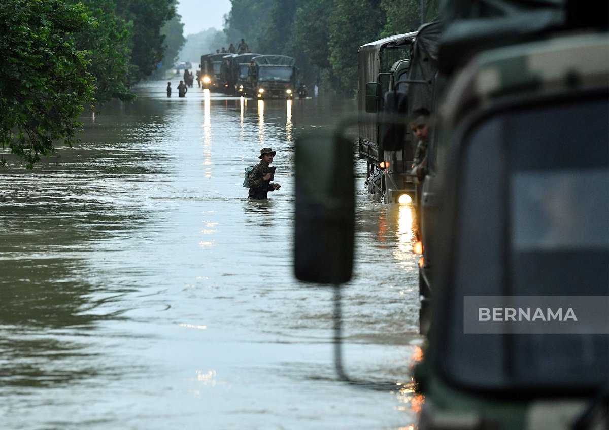 bernamadotcom's tweet photo. #Kelantan Beberapa buah trak Angkatan Tentera Malaysia (ATM) meredah banjir di jalan utama Rantau Panjang - Pasir Mas (Kalbok 5) bagi memindahkan seramai 189 calon Sijil Pelajaran Malaysia (SPM) dari SMK Rantau Panjang ke pusat peperiksaan di Pasir Mas pagi ini.

Kesemua calon ini akan ditempatkan di SMK Pasir Mas, SMK Sultan Ibrahim 1 dan 2.

📸 Mustaqim Khairuddin | BERNAMA

#BernamaNews #Banjir2024