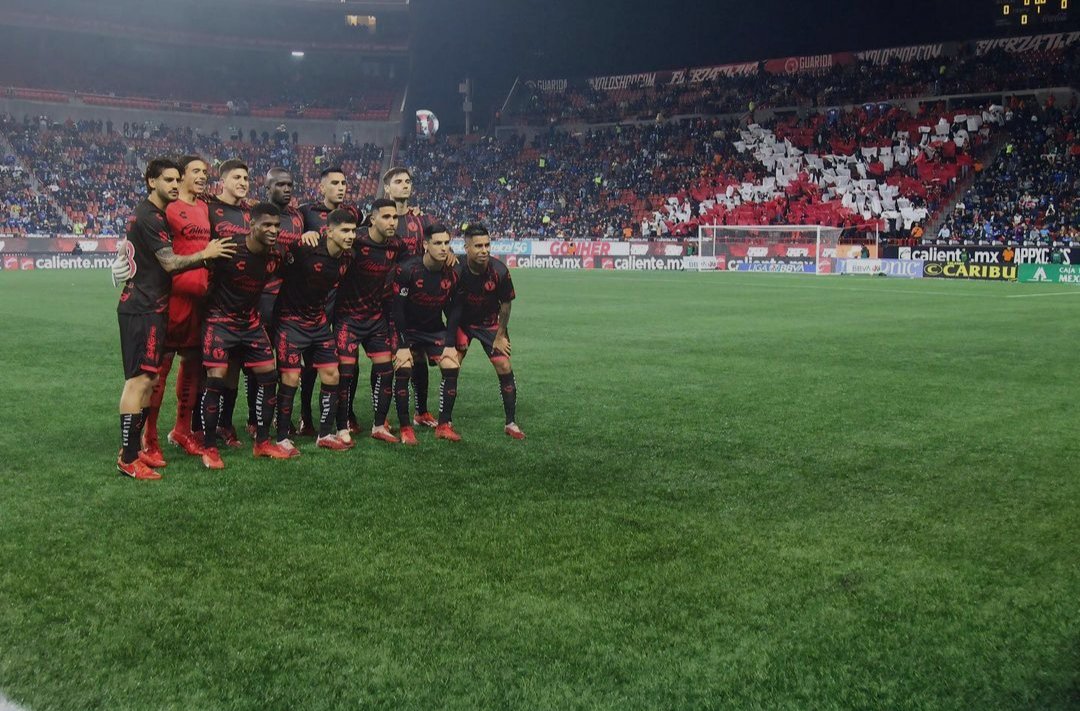 leoxing93's tweet photo. Gracias, no se quien se va, no se quien sigue, pero gracias por recordarme porque soy Xoloitzcuintle 
"Hay clubes que son 99 minutos de desgracias y uno de gloria, pero cuando llega ese minuto..." Pronto nos va a llegar y será juntos, te amo perro de mi vida ❤️🖤 https://t.co/r0K0ZGpkvO