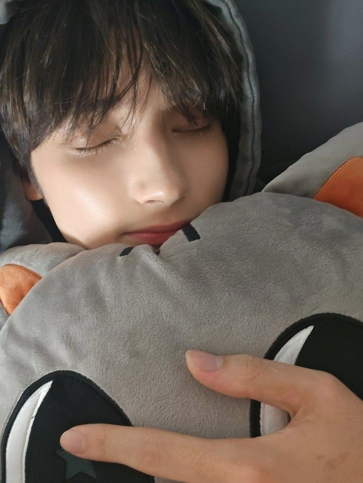 Se vio a Hueningkai temblando durante el concierto Encore del Promise Encore Concert de TXT en Seúl y tuvo que dar un paso atrás durante el primer y segundo día.

#BighitLetTXTRest <a href="/BIGHIT_MUSIC/">BIGHIT MUSIC</a>