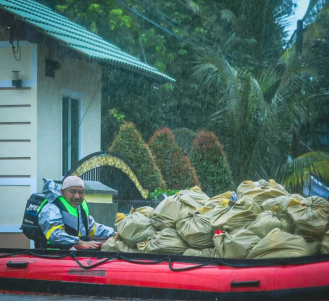 RichardPower_'s tweet photo. Rakyat Kelantan tiada 'Abang Viva', tapi mereka ada pemimpin ini.

Rumah sendiri banjir, tapi siang malam turun bantu mangsa banjir. Dialah sukarelawan, dialah ketua.

Terima kasih, Datuk Mohd Nassuruddin Daud. Anda inspirasi sebenar. https://t.co/iL3nI0QbZw