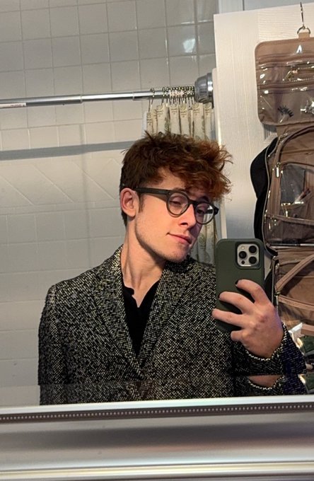 I love Peacoats :) https://t.co/6Qm62uuMEC