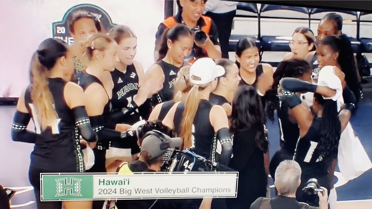 paradisemei's tweet image. Woohoo #LetsGoBows #wahinevball🌈