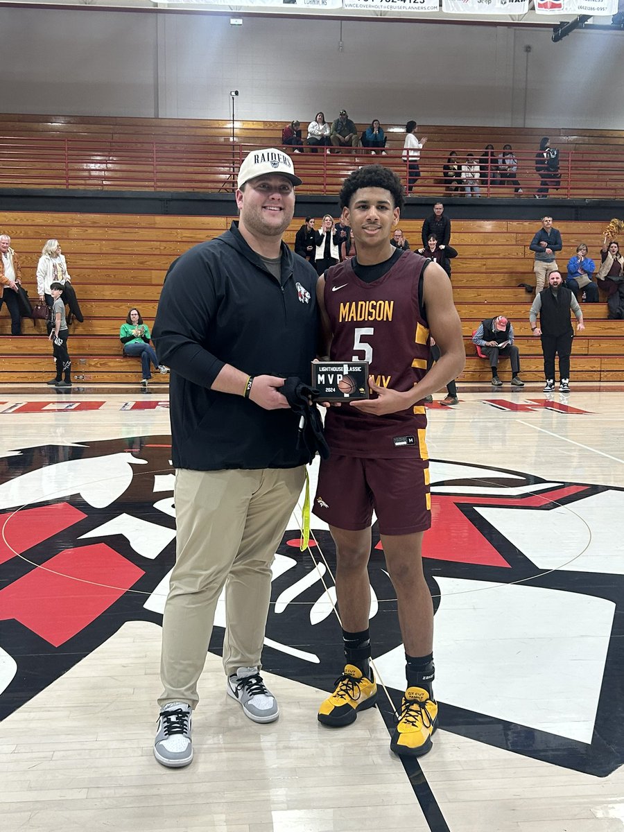 L_HouseClassic's tweet image. Game 8️⃣ MVP: @GianssenV 

13pts
3rebs
5asst