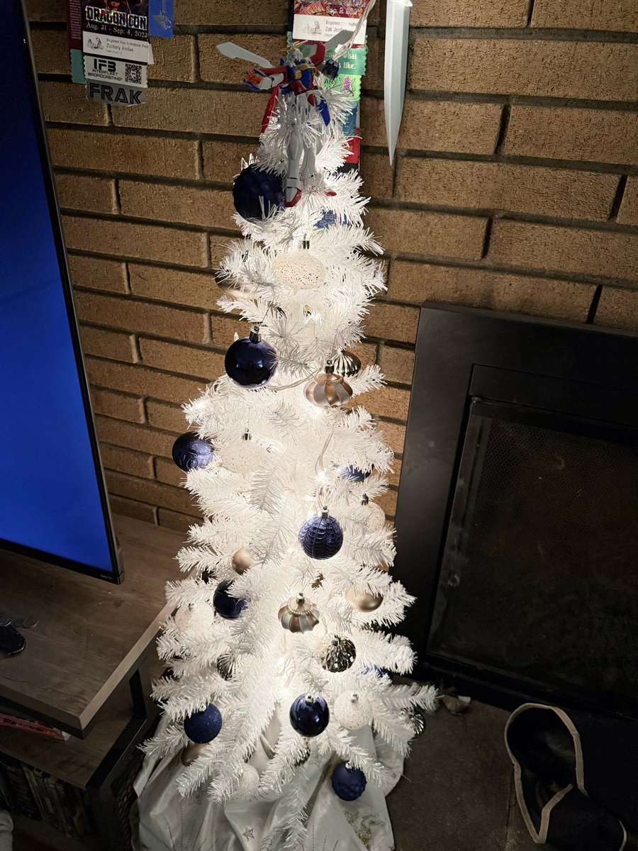 ItMacklyn's tweet photo. 🎄Behold! The Very Merry Gundam Christmas tree, topped with the ultimate guardian angel—my 2nd fave suit, BURNING bright for the holidays! ✨ Bringing holiday cheer at full throttle. Who else is putting Gundam at the top of their tree? #GundamChristmas #GunplaHolidays #MechaAngel https://t.co/CNCrSTQSlu