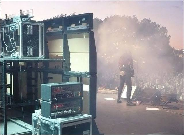 Livaeal0's tweet photo. メタルのライブでよく見かけるマーシャルの壁 圧巻ですね。  それでは、裏側に回ってみましょう…。 https://t.co/Fi6Quvajko