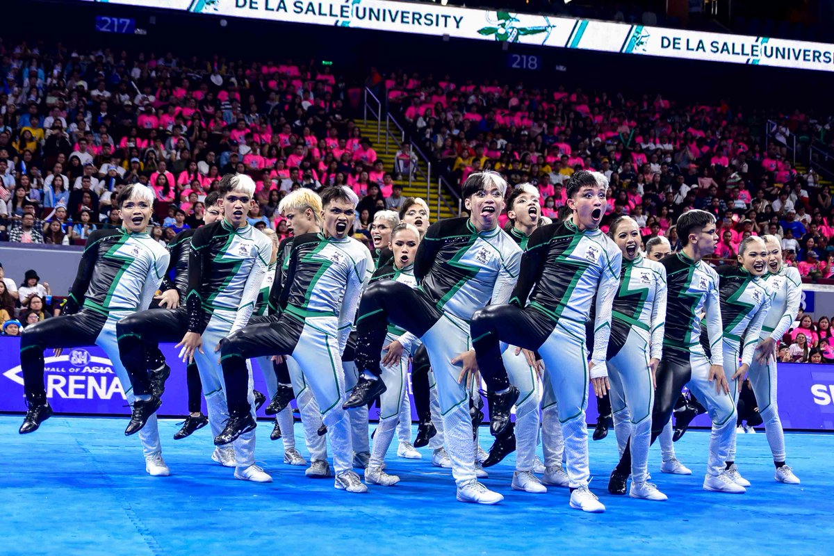 tiebreakertimes's tweet photo. Checkmate on the mat? 🟢⚪ The DLSU Animo Squad turned the floor into a chessboard with their Queen’s Gambit-inspired #UAAPCDC2024 routine! ♟️
#TheFinalMove
📷 Julius Domondon & Steve Marion/UAAP Season 87 Media Team https://t.co/4eHbyu46eG