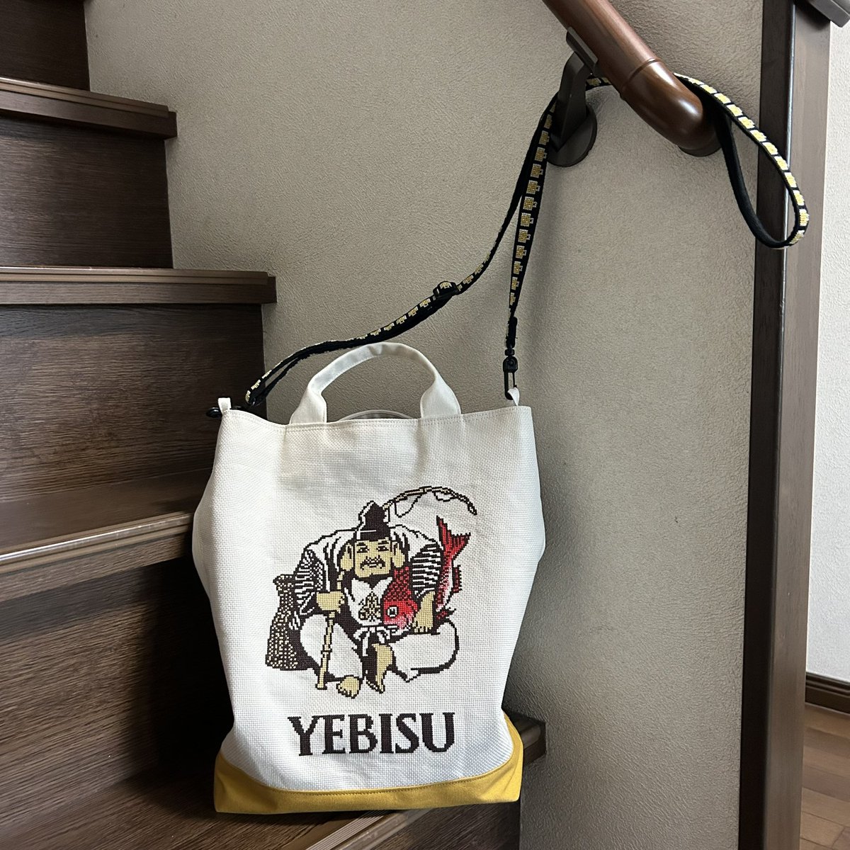 bousist's tweet image. ヱビスさまトートを仕立てました！
縦長タウン仕様でショルダーにもなるよ💛内布もちゃっかりビール配色なのよね🍺 #LOVEBEER #ヱビスビール #クロスステッチ #トートバッグ
