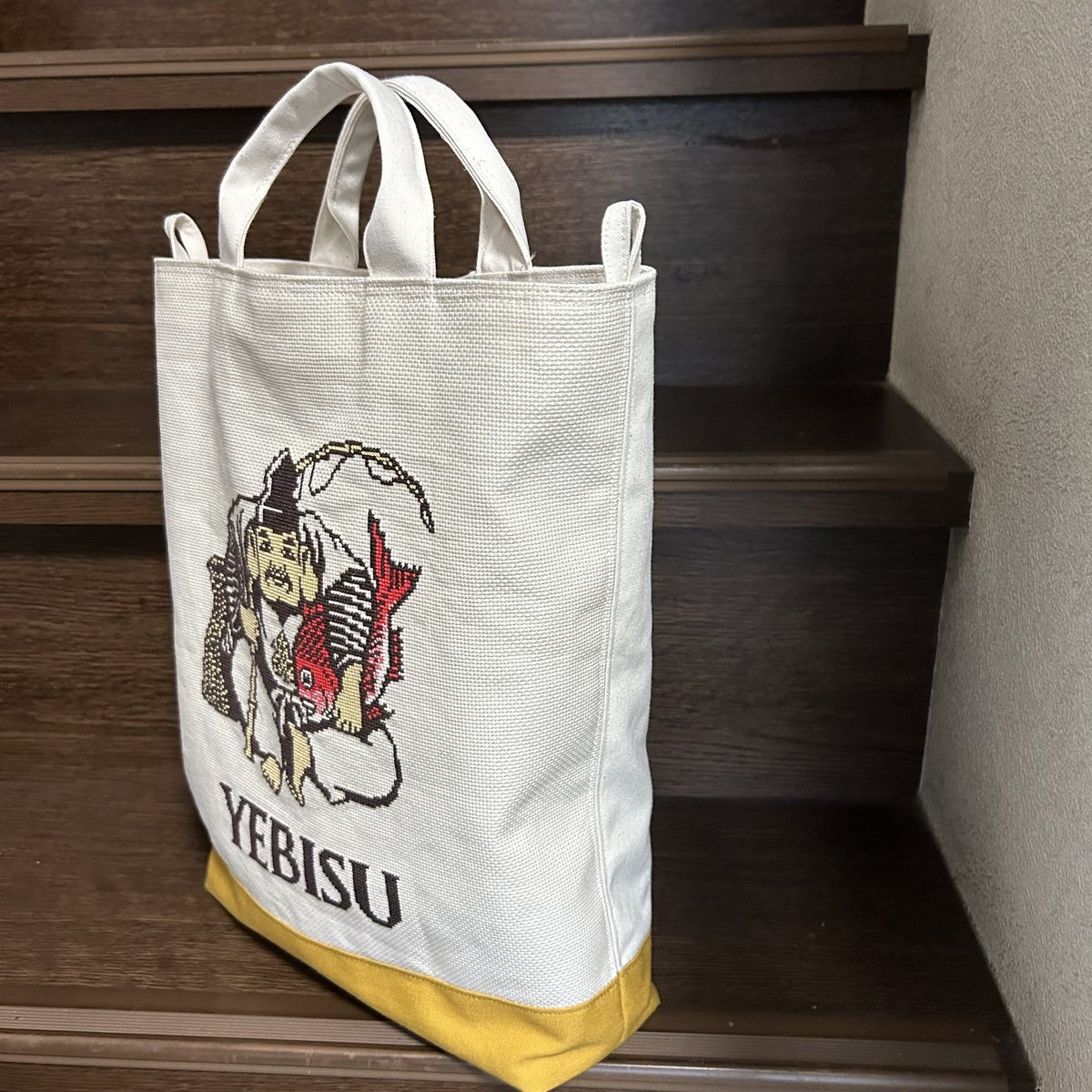 bousist's tweet image. ヱビスさまトートを仕立てました！
縦長タウン仕様でショルダーにもなるよ💛内布もちゃっかりビール配色なのよね🍺 #LOVEBEER #ヱビスビール #クロスステッチ #トートバッグ