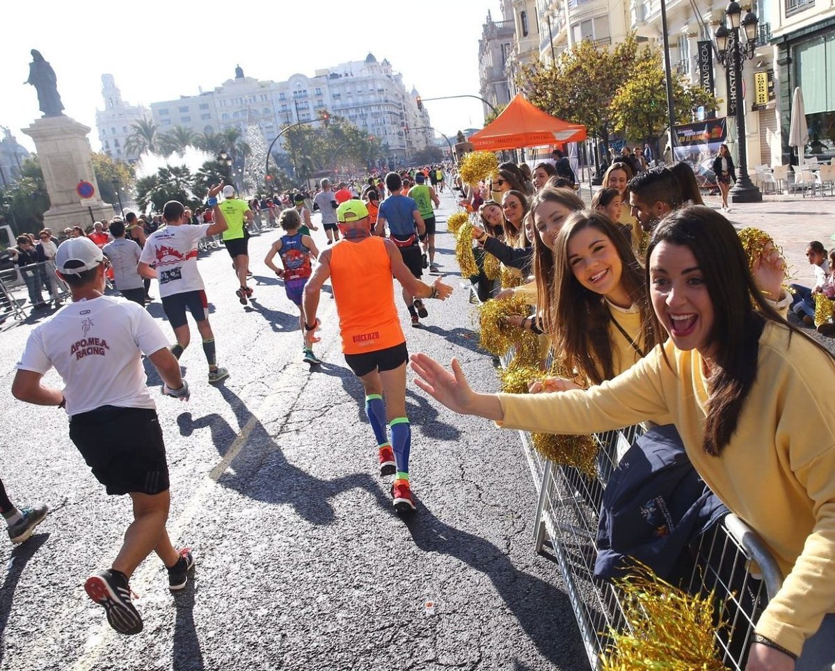 AjuntamentVLC's tweet image. 👏Hui #València torna a convertir-se en la capital mundial de l'atletisme amb la #MaratónValencia que es convertix en una marea solidària🤝 pels damnificats per la #DANA.

👟Vine a animar els participants de la #42KValencia. T'esperem!

Punts d'animació ▶️ bit.ly/3GWlsCk