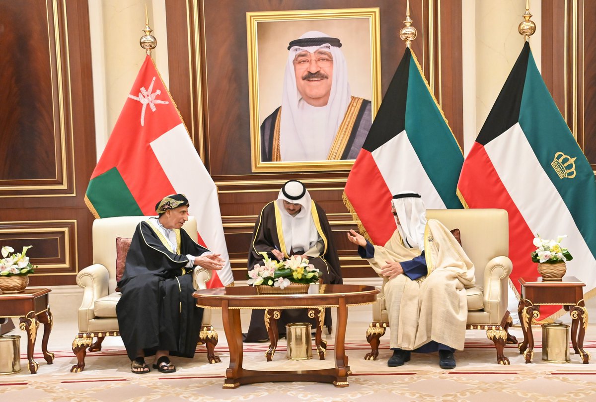 صاحب السُّمو السّيد نائب رئيس الوزراء لشؤون مجلس الوزراء يصل إلى دولة #الكويت لترؤس وفد #سلطنة_عُمان في أعمال مؤتمر #القمة_الخليجية_الـ45  للمجلس الأعلى لقادة دول مجلس التعاون، وكان حضرة صاحبِ السُّمو الشيخ مشعل الأحمد الجابر الصباح أمير دولة الكويت في مقدمة مستقبلي سموه لدى