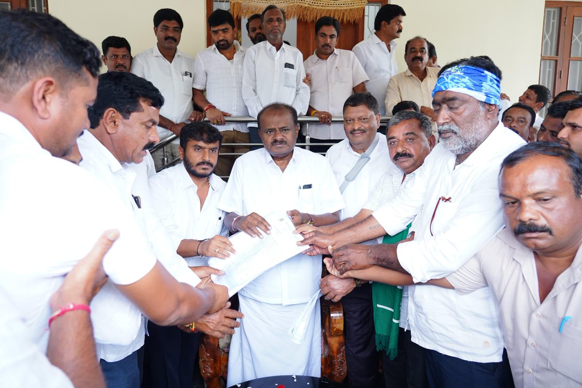 Nikhil_Kumar_k's tweet photo. ಇಂದು ಮೈಸೂರು ಜಿಲ್ಲೆಯ ಹೆಚ್.ಡಿ ಕೋಟೆ, ಹುಣಸೂರು ಹಾಗೂ ಪಿರಿಯಾಪಟ್ಟಣ ಕ್ಷೇತ್ರದ ತಂಬಾಕು ಬೆಳೆಯುವ ರೈತರ ಜತೆ ಬಿಡದಿಯಲ್ಲಿ ಸಭೆ ನಡೆಸಲಾಯಿತು.

ಕಾಡಂಚಿನ ಬಹುತೇಕ ರೈತರು ತಂಬಾಕು ಬೆಳೆಗೆ ಸೂಕ್ತ ಬೆಂಬಲ ಬೆಲೆ ಇಲ್ಲದೆ ಸಂಕಷ್ಟಕ್ಕೆ ಸಿಲುಕಿದ ರೈತರ ಸಮಸ್ಯೆಗಳನ್ನ ಆಲಿಸಿದೆ.

ಇದೇ ವೇಳೆ ಕೇಂದ್ರದ ಉಕ್ಕು ಮತ್ತು ಬೃಹತ್ ಕೈಗಾರಿಕೆ ಸಚಿವರಾದ ಶ್ರೀ ಹೆಚ್. ಡಿ ಕುಮಾರಸ್ವಾಮಿ ಅವರು, ಹುಣಸೂರು ಕ್ಷೇತ್ರದ ಶಾಸಕರಾದ ಶ್ರೀ ಹರೀಶ್ ಗೌಡ ಅವರು, ಪಿರಿಯಾಪಟ್ಟಣ ಮಾಜಿ ಶಾಸಕರಾದ ಶ್ರೀ ಕೆ. ಮಹದೇವ್  ಅವರು ಸೇರಿದಂತೆ ಅನೇಕ ಪ್ರಮುಖ ಮುಖಂಡರು ಉಪಸ್ಥಿತರಿದ್ದರು.

#mysore