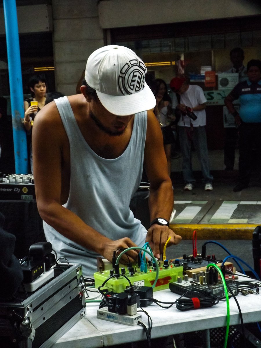 talagangtamad's tweet photo. isang hapon sa escolta. ΰ³β¨π
.π₯ έ ΛΰΌ
taken during hola escolta!
#streetphotography #livemusic #FUJIFILM #bridgecamera #holaescolta https://t.co/Y0l6A6iQoT