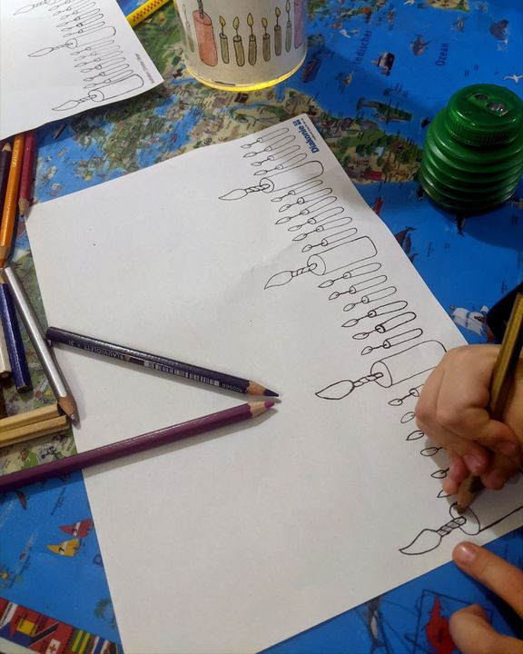 martinschenk's tweet image. Noch keinen #Adventkranz? Kein Problem! Der Diakonie-Adventkranz zum Basteln:

diakonie.at/adventkranz#ba…

Der Original-Adventkranz leuchtet mit vielen Kerzen. Er wurde für #Strassenkinder und benachteiligte Jugendliche erfunden. Damals wir heute: #Zuwendung und (Aus)#Bildung.