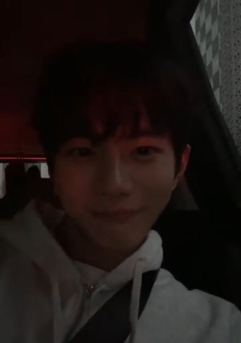 fragile_GNCD's tweet photo. 뭐야....? 
후드티 입으니까 걍 류주하세요.
내가 지금 2017년에 사나....? https://t.co/XT6vzzzjsM
