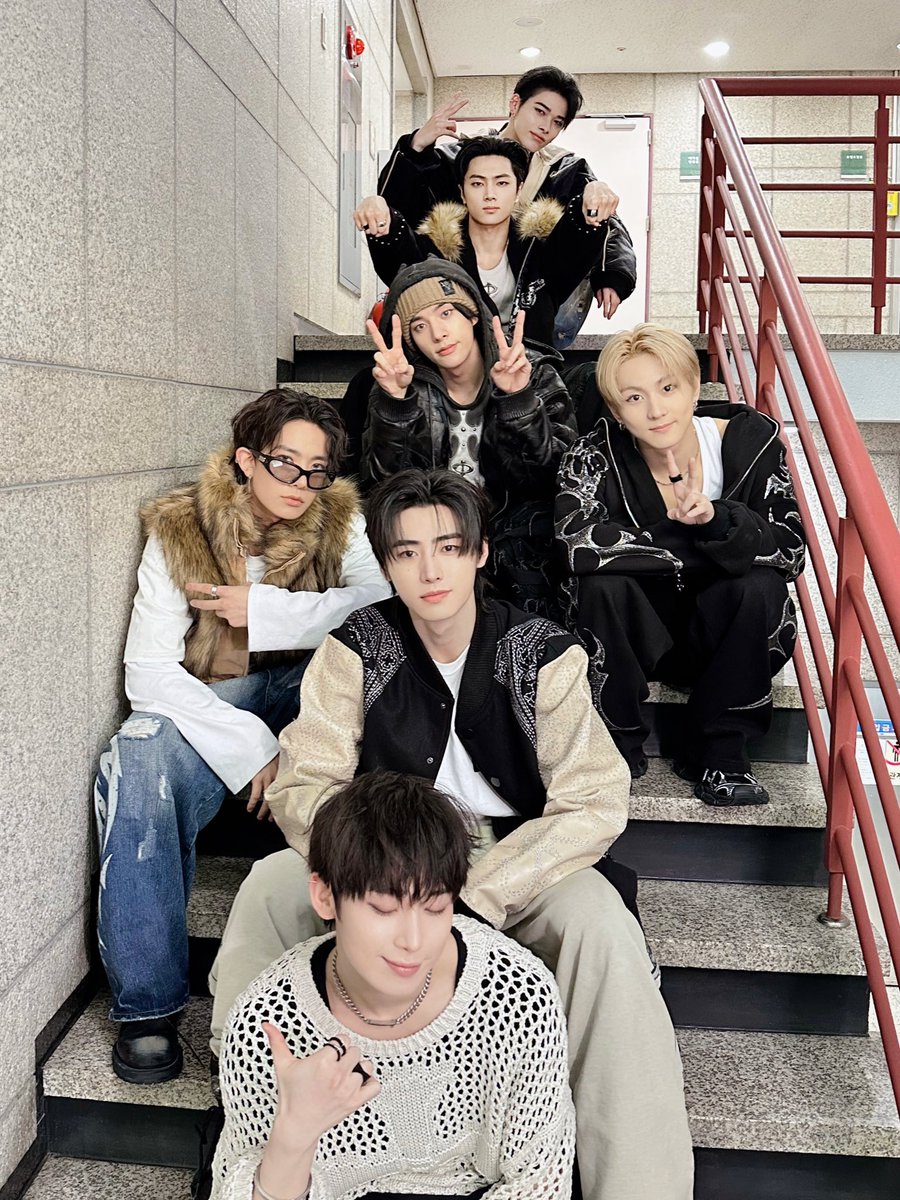 [#오늘의ENHYPEN] 이번 활동 추운 날씨였지만 마지막까지 함께해 줘서 고마워요 엔진~💙 #241201 @ 인기가요