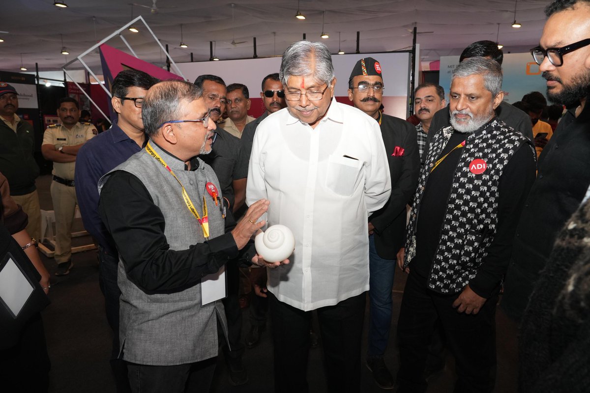 आधुनिक युगात प्रत्येक गोष्टीकडे पाहण्याच्या दृष्टिकोनात देखील सातत्याने बदल होत आहेत. तंत्रज्ञानाच्या वाढत्या वापरामुळे दैनंदिन जीवनात गतिमानता आली आहे. डिझाईनिंग हे देखील असेच एक क्षेत्र! डिझाईन हे केवळ दिसण्यापुरतेच मर्यादित राहिलेले नाही, तर हे उद्योगांना आकार देत असून