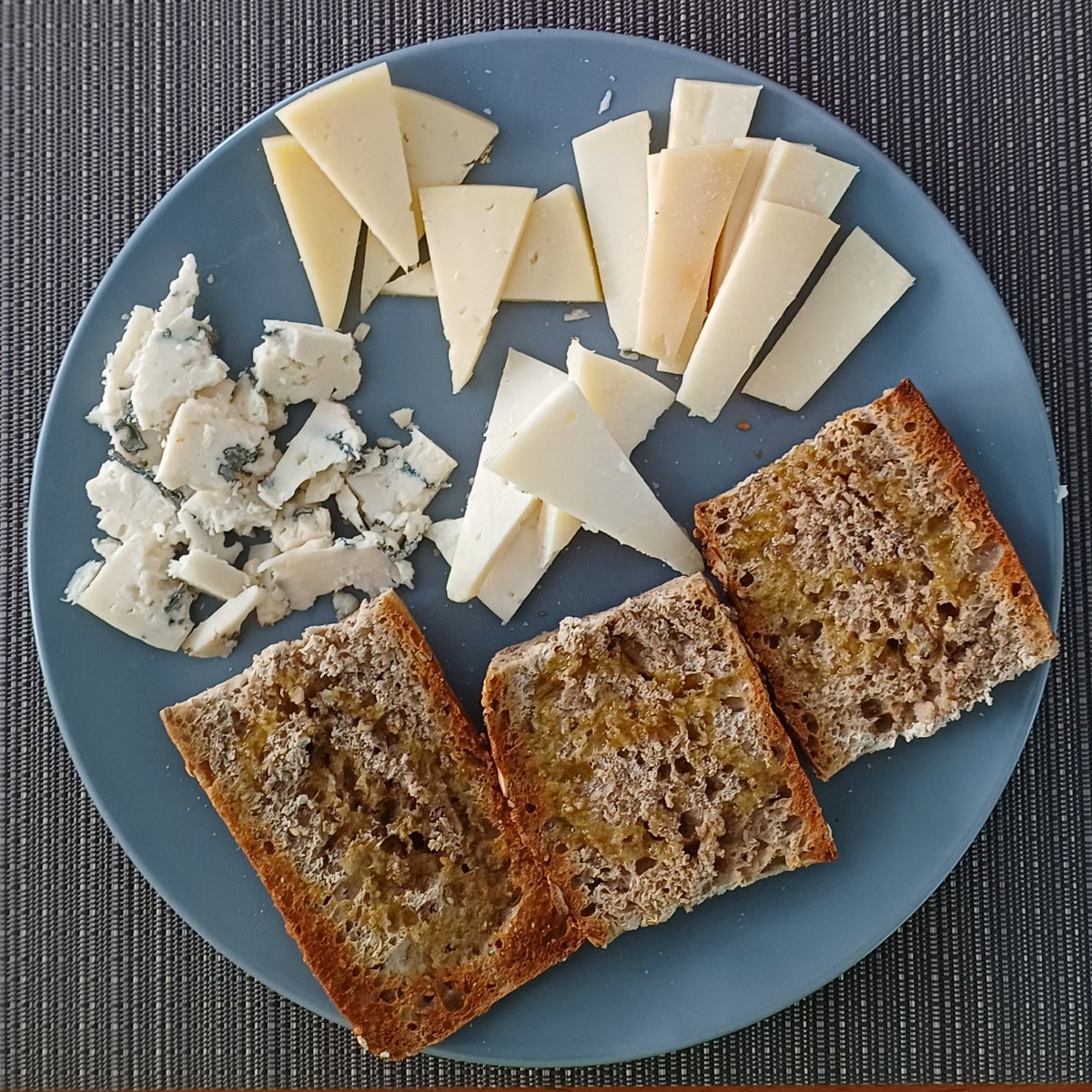 Rphoto_cat's tweet image. Avui esmorzar de luxe: Pa de llavors + Montbrú Garrotxa cabra + Urgèlia + Gouda blau de cabra + Le Hercule també de cabra (una veritable meravella)

#formatge #ilovecheese