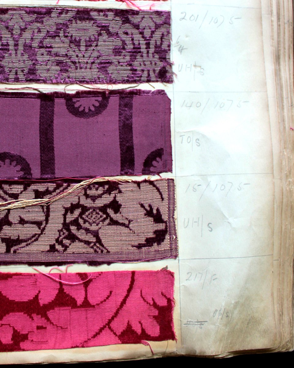 Gainsweaving's tweet photo. A stunning selection of festive treats from the archive. Beautiful designs trialled on silk warps dating back to Gainsborough's earliest days.
#gainsboroughweaving
#artisinal #craftmanship #archive #historicaltextiles #archival #boxoftreats #interiorinspiration #luxuryweaving https://t.co/YwtZeFDEoX