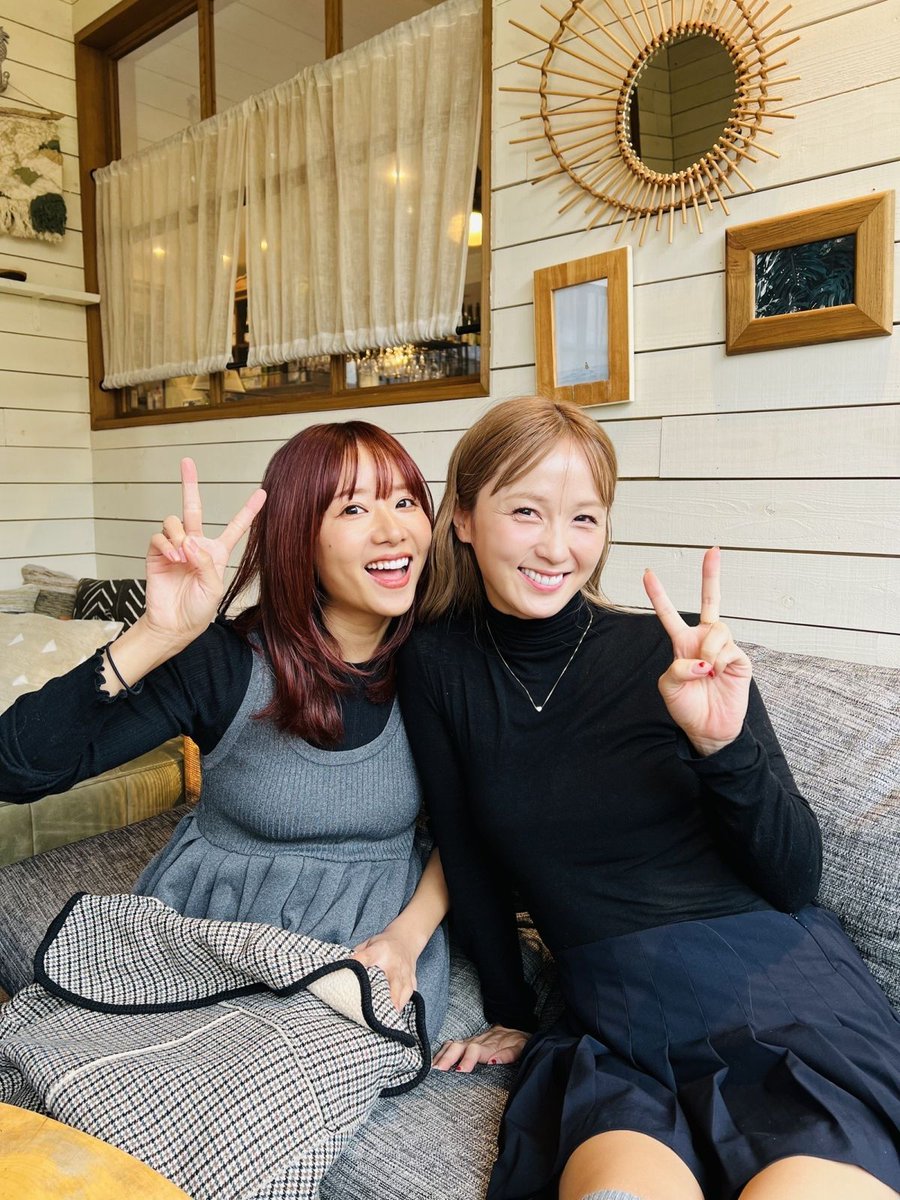 GINGER_magazine's tweet photo. 作詞家 小竹正人さんの連載【#泥の舟を漕いできました】。入院と自宅療養を経て気づいたことを綴ります。今月のオフショットは #Aya さん＆ #Ami とのランチ、ばったり会ったという #坂東希 さんが登場です😼💝

🔗https://t.co/JKlL83zwuN https://t.co/muKJlevbi8