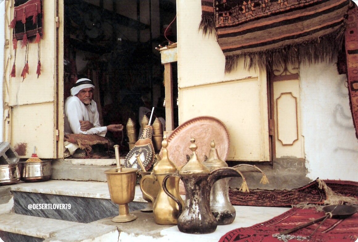 desertlover79's tweet photo. بائع دلال القهوة في مدينة الهفوف في محافظة الأحساء 1989 م https://t.co/zrOkSyHKoi