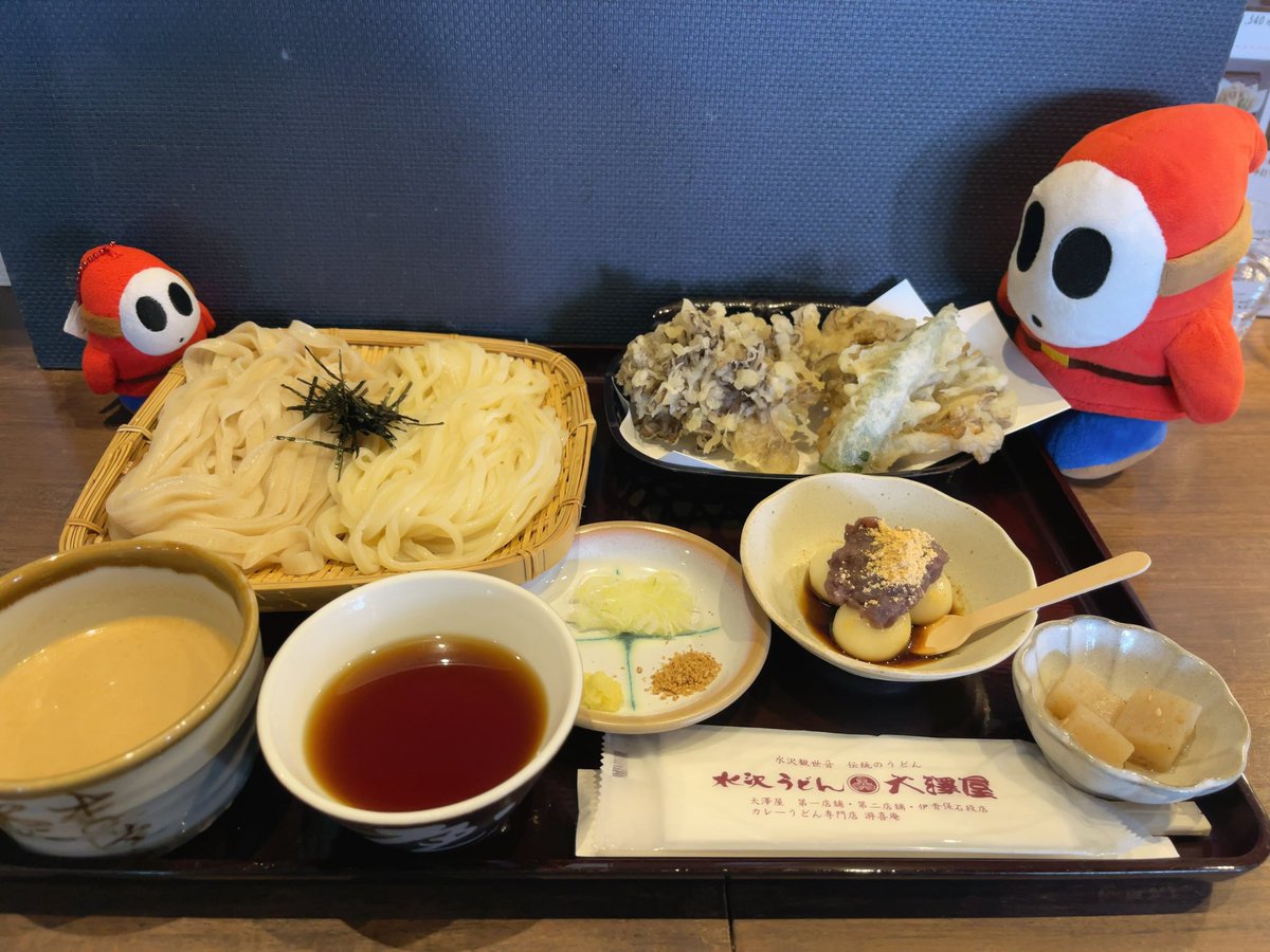 shyguy_with's tweet image. 仕事が忙しく低浮上でスミマセン💦

伊香保温泉に行ってきました♨️
有名な石段街では水沢うどんを食べて紅葉狩りをしました🍁

今回は石段街からスグのお宿玉樹に宿泊✨
部屋の露天風呂も温泉だったので疲労回復や健康促進に良いしろがねの湯を沢山、堪能できました✨
続く

#ヘイホー #ぬい旅 #伊香保