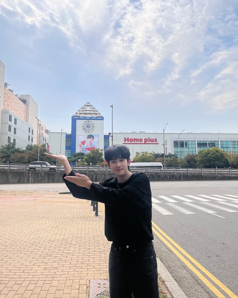 Kimsoohyun_TH's tweet image. [241201] soohyun_k216 | IG update

ช่วงนี้พี่เสื้อดำเค้าขายของเก่งนะคะ 
แบรนด์รัก แบรนด์หลงแน่ๆ แบรนด์แอมขายเก่งขนาดนี้ 

#홈플러스 #HomePlus 
#HomePlusxKimSooHyun 
 #KimSooHyun #김수현 #คิมซูฮยอน