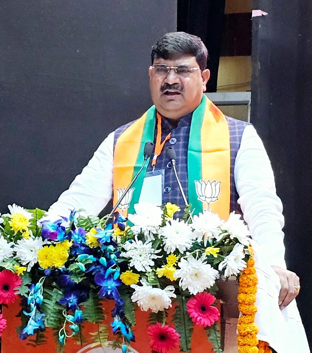 bjpsaurabh12's tweet photo. हम सभी कार्यकर्ताओं मार्गदर्शक,प्रेरणाश्रोत भारतीय जनता पार्टी उ.प्र. के कर्मठ और यशस्वी महामंत्री(संगठन)
आदरणीय श्री धर्मपाल जी भाई साहब को जन्मदिन की हार्दिक बधाई और शुभकामनाएं💐🙏
श्री ठाकुर जी से आपके स्वस्थ,सुदीर्घ,यशस्वी जीवन की कामना💐🙏।
@idharampalsingh @BJP4UP https://t.co/tGBXFdfoiv