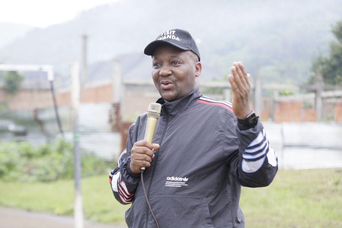 REBRwanda's tweet photo. Muri iki gitondo, ku ishuri rya TTC GACUBA muri @RubavuDistrict ,Umuyobozi mukuru wa REB,  @mbanelson yasuye iri shuri aganira n'abanyeshuri, abarezi n’abayobozi ndetse bakora siporo rusange hagamijwe ubukangurambaga bwa siporo mu mashuri, ikaba ishingiro ry'ubuzima buzira umuze. https://t.co/Y7YGOruuj0