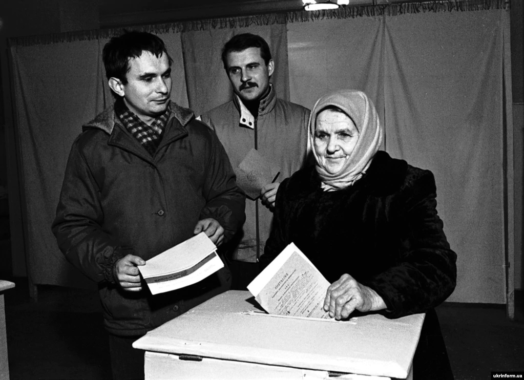 🇺🇦 33 years ago, on December 1, 1991, #Ukrainians overwhelmingly voted for independence in the All-Ukrainian Referendum. Over 90% of voters supported the Act of Declaration of Independence, marking a decisive step in Ukraine's journey out of the Soviet Union.

The question on the