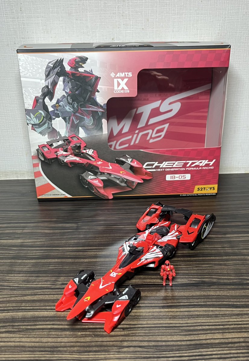 Menasor05's tweet image. というわけで、52toysのIB-05 Cheetahくんです。

まずレーシングカーモードがめちゃくちゃ格好いい。見ててホレボレするフォルム。

変形の手触りはイカロスと似た感じですが、各部のロックなどは更に洗練された印象ですね。

#52toys 
#BeastBOX 
#InfinityBOX